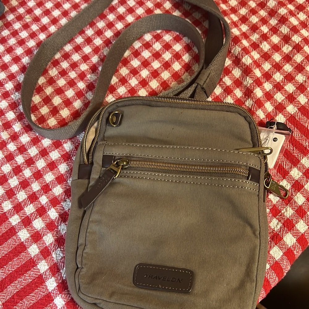 travel-on crossbody bag in army green - Picture 3 of 5